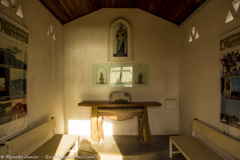 Imagem do interior da Capela de São Pedro em Fernando de Noronha.